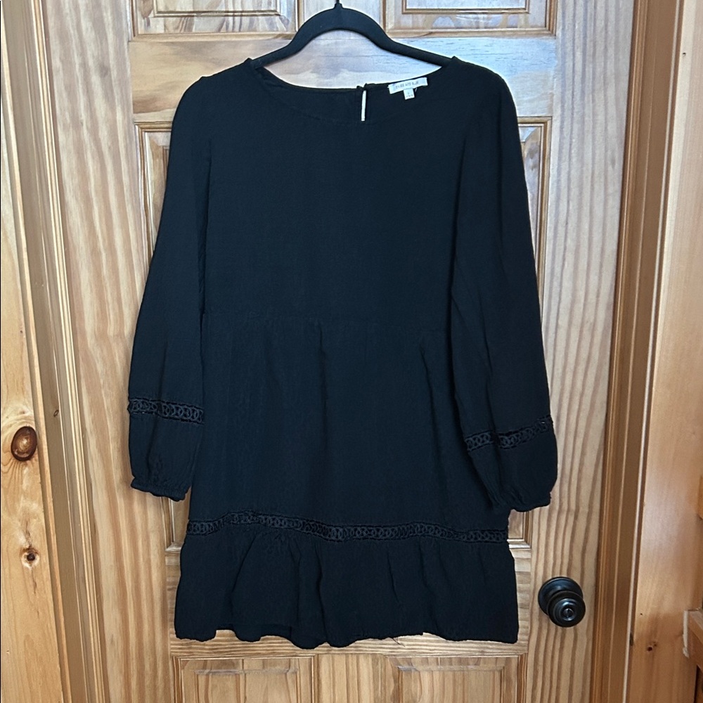 Skies Are Blue Elegant Black Garment